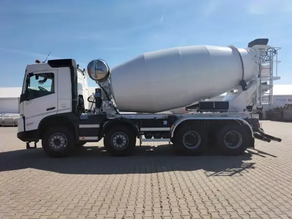 Biała gruszka do betonu, gotowa do transportu, zastanawiasz się, ile betonu w gruszce zmieści się na budowie?